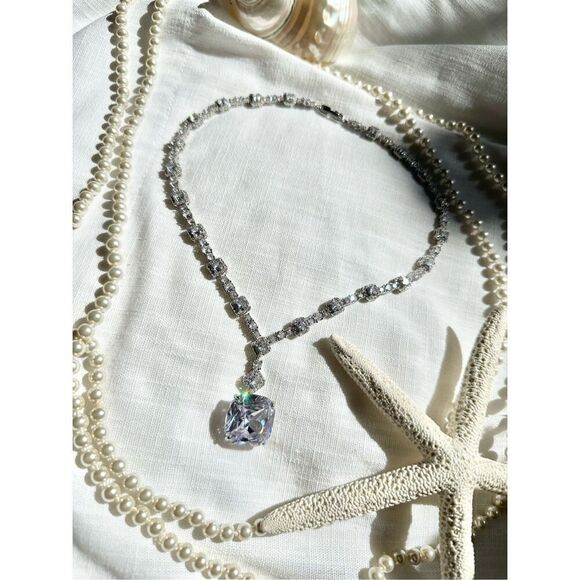 Stunning cushion cut cubic zirconia statement necklace - Picture 5 of 15